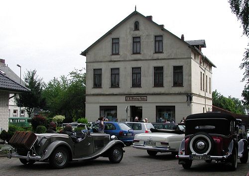 Oldtimer vor dem Kaufhaus.